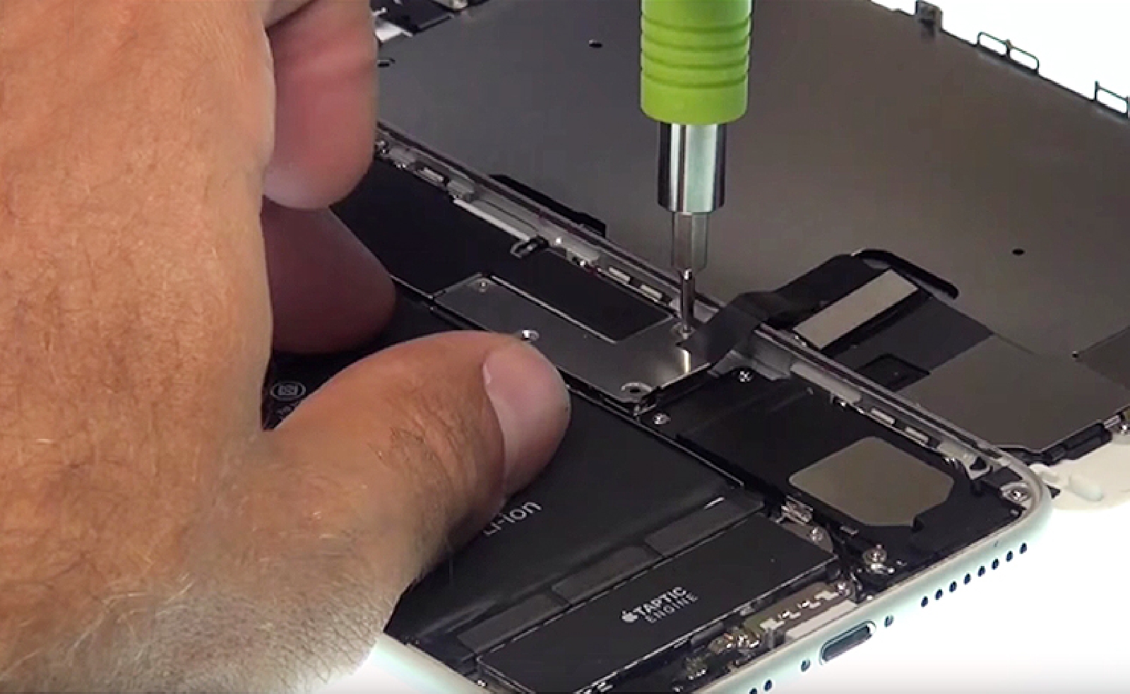 Changement d'écran complet pré-monté (châssis+vitre+LCD) sur iPhone 7 Plus photo 3